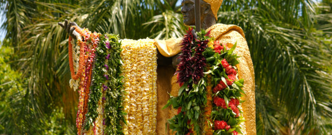 King Kamehameha Statue - Leis Closeup by Daniel Ramirez is licensed under CC BY 2.0