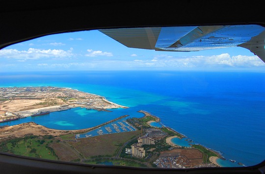 Plane landing in Hawaii Plane landing in Hawaii from mainland USA.